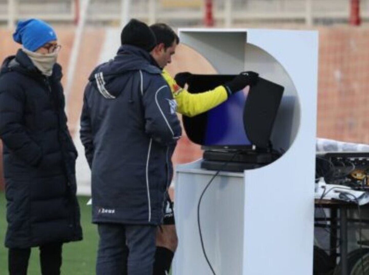 رئیس دپارتمان داوری فدراسیون فوتبال با تاکید روی آموزش داوران گفت: آموزش داوران VAR همراه با تکنیسین ها به دلیل پیوستگی مباحث برگزار می شود.