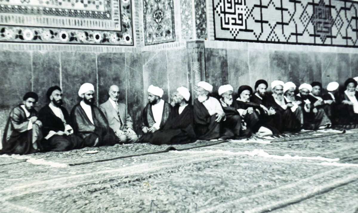 در تابستان ۱۳۱۴، مسجد گوهرشاد مشهد شاهد یکی از خونبارترین رویدادهای تاریخ معاصر ایران بود. اعتراضات مردمی علیه اجباری‌شدن کلاه‌شاپو و سیاست‌های تجدد آمرانه رضاشاه به سرکوب خشونت‌بار منجر شد که صدها کشته و زخمی بر جای گذاشت و زخم عمیقی بر پیکر جامعه سنتی ایران وارد آورد.