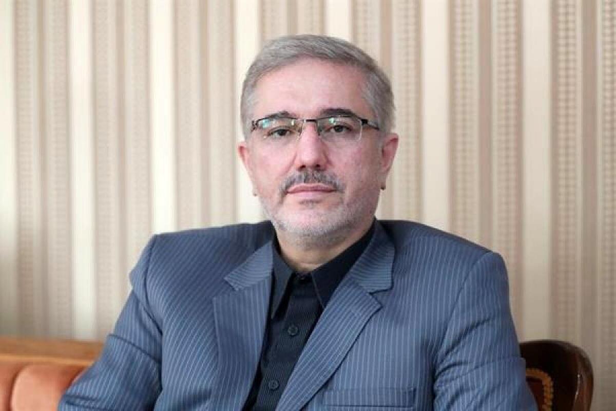 رقابت ایالات متحده آمریکا و جمهوری خلق چین طی دهه‌های اخیر از حوزه‌های تجاری و تعرفه‌ای فراتر رفته و به یک تقابل ساختاری چندبُعدی در عرصه‌های فناوری، انرژی، سرمایه‌گذاری، نفوذ سیاسی و الگو‌های نظم جهانی بدل شده است. ریشه‌ های این رقابت را می‌توان از اواخر دهه ۲۰۰۰ و اوایل دهه ۲۰۱۰ پی گرفت، اما پس از روی کار آمدن دولت ترامپ در سال ۲۰۱۷، ماهیت آن از رقابت پنهان به تقابل آشکار تغییر کرد. 