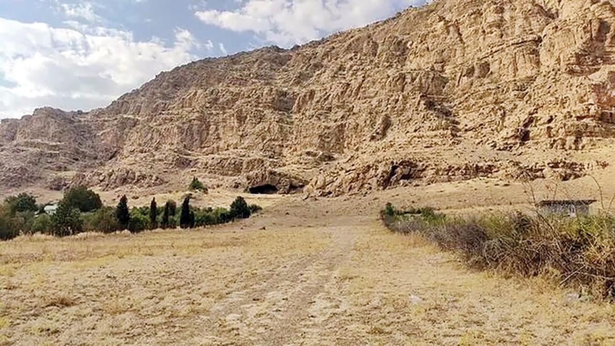 لرستان بیش از ۵۰۰۰ اثر تاریخی دارد که از این تعداد حدود ۲۶۰۰ اثر ثبت ملی شده‌ و بر همین اساس، رتبه دوم ثبت آثار تاریخی ملی در میان استان‌های کشور را به‌خود اختصاص داده است. حالا با ثبت جهانی «محوطه‌های پیشاتاریخی دره خرم‌آباد» در یونسکو، لرستان رسما به‌عنوان یکی از قطب‌های اصلی باستان‌شناسی دوران پیشاتاریخ در خاورمیانه مطرح است. زیرا این محوطه‌ها نمایانگر تحول انسان از نئاندرتال به انسان هوشمند و ظهور رفتارهای فرهنگی و نمادین می‌باشند.
