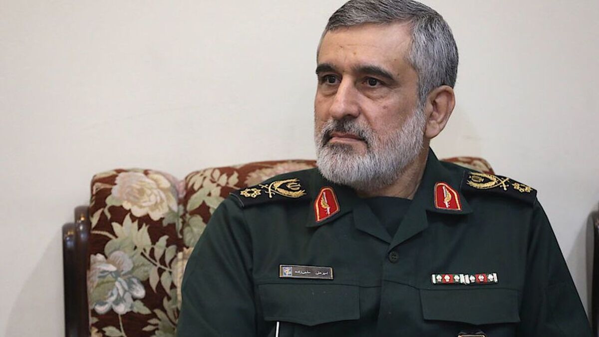 گفت‌وگوی منتشرنشده رسانه KHAMENEI.IR با سردار سرلشکر شهید امیرعلی حاجی‌ زاده: حالا ما هم هر موقع صحبت می‌کنیم، می‌گوییم صنعت موشکی از سال ۶۳ شروع شده، همه شاید فکر کنند که خب ۳۷ سال از این قضیه دارد می‌گذرد، یک مشت پیرمرد از آن موقع آمدند، انگیزه داشتند، این کارها را کردند. من الان دارم عرض می‌کنم متوسط سن نیروی هوافضا ۳۳ سال است. متوسط سن فرماندهان ما از سطوح فرمانده گردانی، فرمانده پایگاه تا فرمانده مناطق، بین ۳۵ تا ۴۰ سال است.