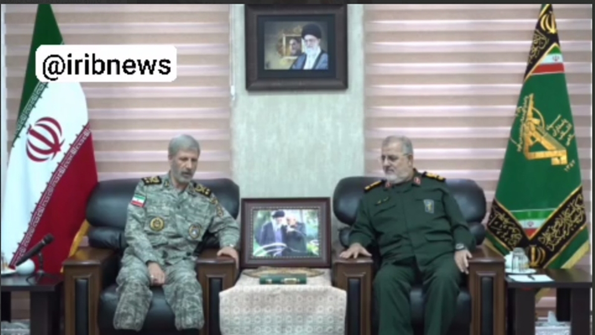ببینید |  دیدار و گفتگوی فرمانده کل ارتش و فرمانده کل سپاه