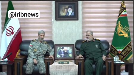 ببینید | دیدار و گفتگوی فرمانده کل ارتش و فرمانده کل سپاه