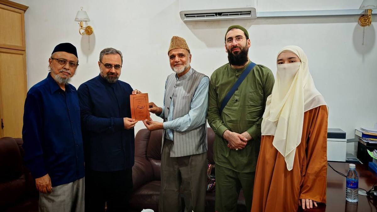 سروده‌ استاد دانشگاه مالزی به زبان اردو در ستایش مقام معظم رهبری را بخوانید.
