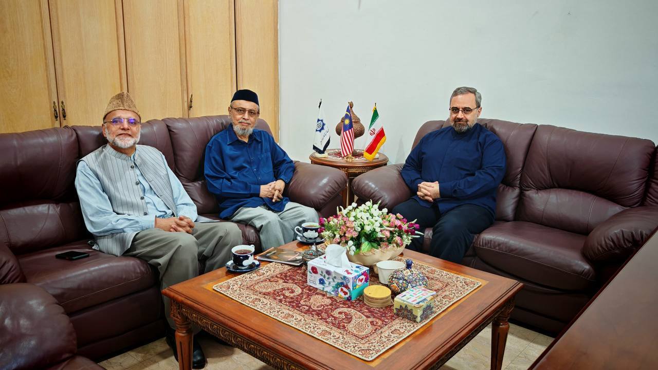 سروده استاد دانشگاه مالزی در وصف رهبر معظم انقلاب