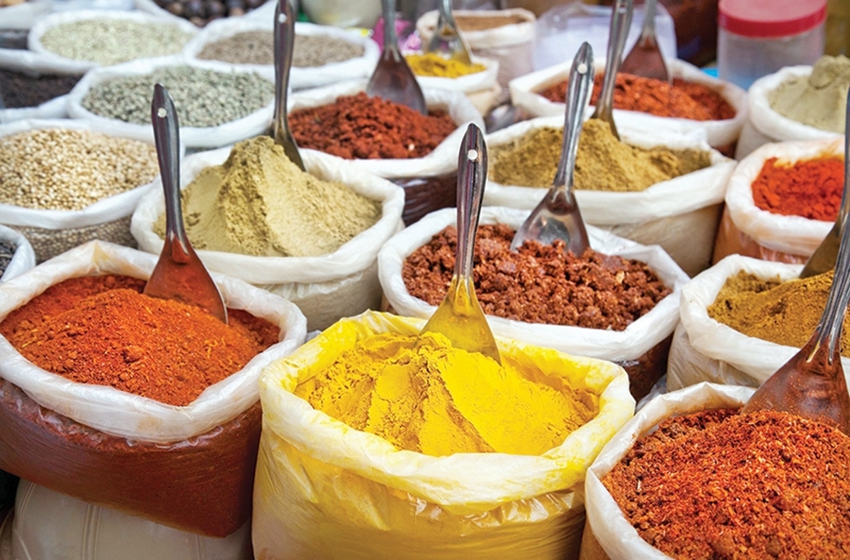 ادویه‌جات در همه‌جای دنیا محبوب است؛ در ایران محبوب‌تر. موادی که پای ثابت غذاهای رنگین سفره ایرانی‌ها محسوب می‌شوند و به همان اندازه تنوع‌شان در رنگ و عطر و مزه، خاصیت نیز دارند اما آنچه در این میان نادیده گرفته می‌شود، ضرورت رعایت اعتدال در مصرف آنها و همخوانی ادویه مصرفی با مزاج‌ فرد مصرف‌کننده است‌؛ موضوعی که قریب به اتفاق متخصصان تغذیه و کارشناسان سلامت بر آن تاکید دارند و از اما و اگرهایی می‌گویند که ممکن است این مواد پرخاصیت را تبدیل به تهدیدی برای سلامت انسان کند.