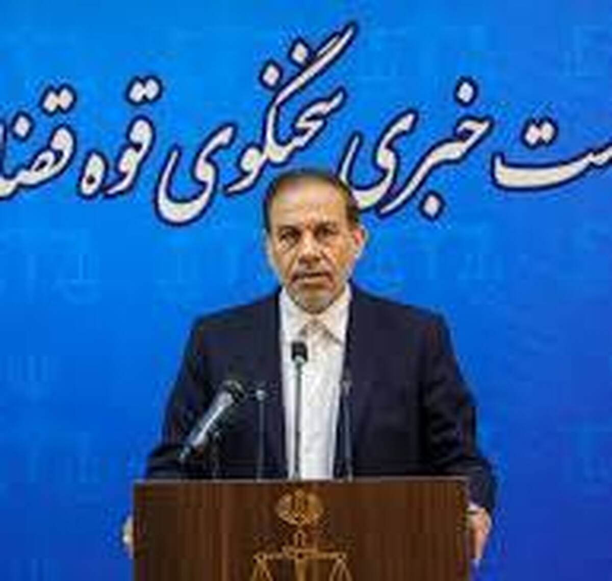 این جنایت در زمانی انجام شد که ساعت ملاقات زندانیان با خانواده آن‌ها بود.