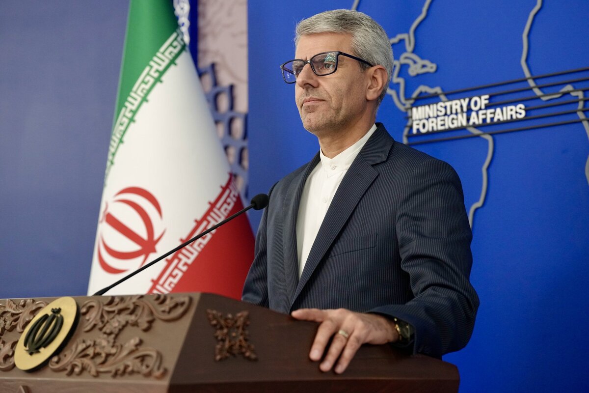 سخنگوی وزارت امور خارجه کشورمان گفت: حتی آخرین گزارش‌های آژانس هم هیچ اشاره‌ای به عدم پایبندی ایران ندارند، پس برنامه هسته‌ای ما کاملاً صلح‌آمیز بوده است.