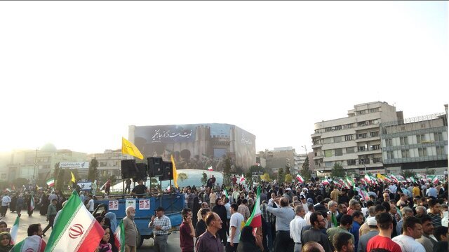 فیلم و عکس | تجمع تهرانی‌ها برای تقدیر از نیروهای مسلح برگزار شد