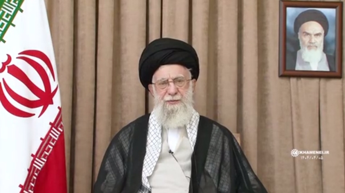 رهبر معظم انقلاب اسلامی در سومین پیام تصویری پس از تهاجم رژیم صهیونی به کشور، خطاب به ملت عزیز و بزرگ ایران تاکید کردند: رژیم صهیونی در زیر ضربات جمهوری اسلامی تقریباً از پا درآمد و لِه شد.