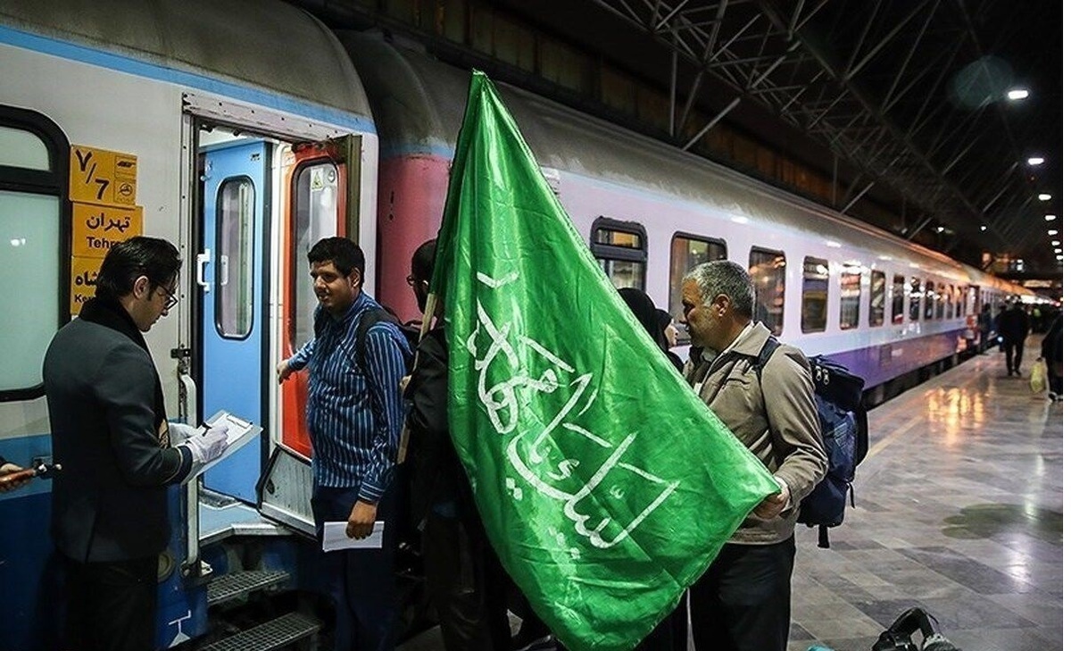 قائم مقام راه‌آهن جمهوری اسلامی با بیان اینکه فروش بلیت قطار اربعین حضوری و آنلاین از نیمه دوم تیر آغاز می‌شود، گفت: قیمت بلیت قطار اربعین افزایش نمی‌یابد.