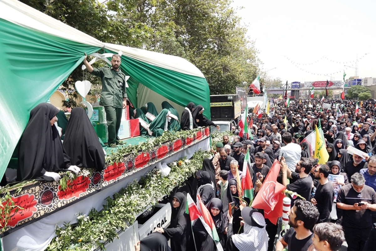 صبح دیروز در دومین روز محرم، خیابان‌های پایتخت لبریز از بغض و شکوه بود‌؛ شهری که بار دیگر نشان داد در بزنگاه‌های تاریخی، چطور می‌تواند یکپارچه بایستد، اشک بریزد، فریاد بزند و بدرقه کند.
