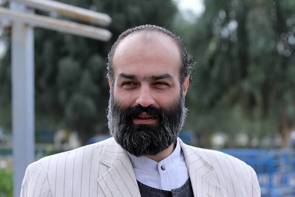 در بستر منازعات و بحران‌های معاصر، هنر آیینی نقشی کلیدی در بازتولید هویت جمعی و ثبت حافظه فرهنگی ایفا می‌کند. این یادداشت  با رویکردی میان‌رشته‌ای، به بررسی جایگاه عکاسی آیینی در ایام محرم و صفر، در دل شرایط جنگی می‌پردازد و از مفهوم «انسان رسانه‌ها» برای تحلیل نقش عکاس به‌مثابه راوی معنوی-اجتماعی بهره می‌گیرد. هدف آن است که نشان داده شود چگونه عکاس آیینی در بستر جنگ، فراتر از مستندسازی بصری، به حماسه‌خوانی تصویری بدل می‌شود و با ترکیب نمادهای دینی، عناصر بصری و واقعیت‌های میدانی، به خلق روایتی بینامتنی از تاریخ، رنج و ایمان دست می‌زند.