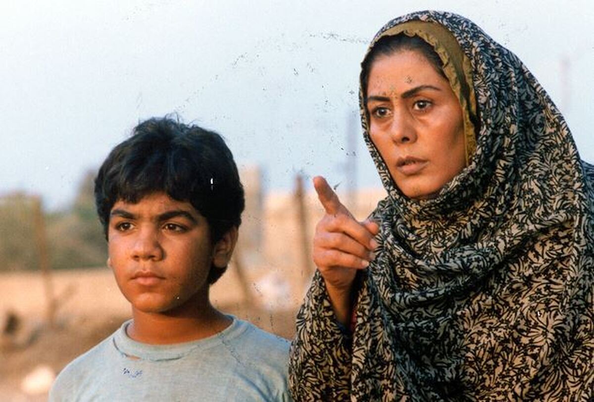فیلم «به‌ خاطر هانیه» (۱۳۷۴) ساخته کیومرث پوراحمد، یکی از گنجینه‌های مهجورمانده سینمای آیینی ایران است که باوجود استقبال سرد گیشه‌ای، امروز به‌عنوان اثری پیشگام در تلفیق درام اجتماعی و مضامین عاشورایی شناخته می‌شود. داستان فیلم در روستای «تنگک» بوشهر می‌گذرد، جایی که ناخدا «زایر علو» تنها بازمانده لنجش از طوفان دریا است. 