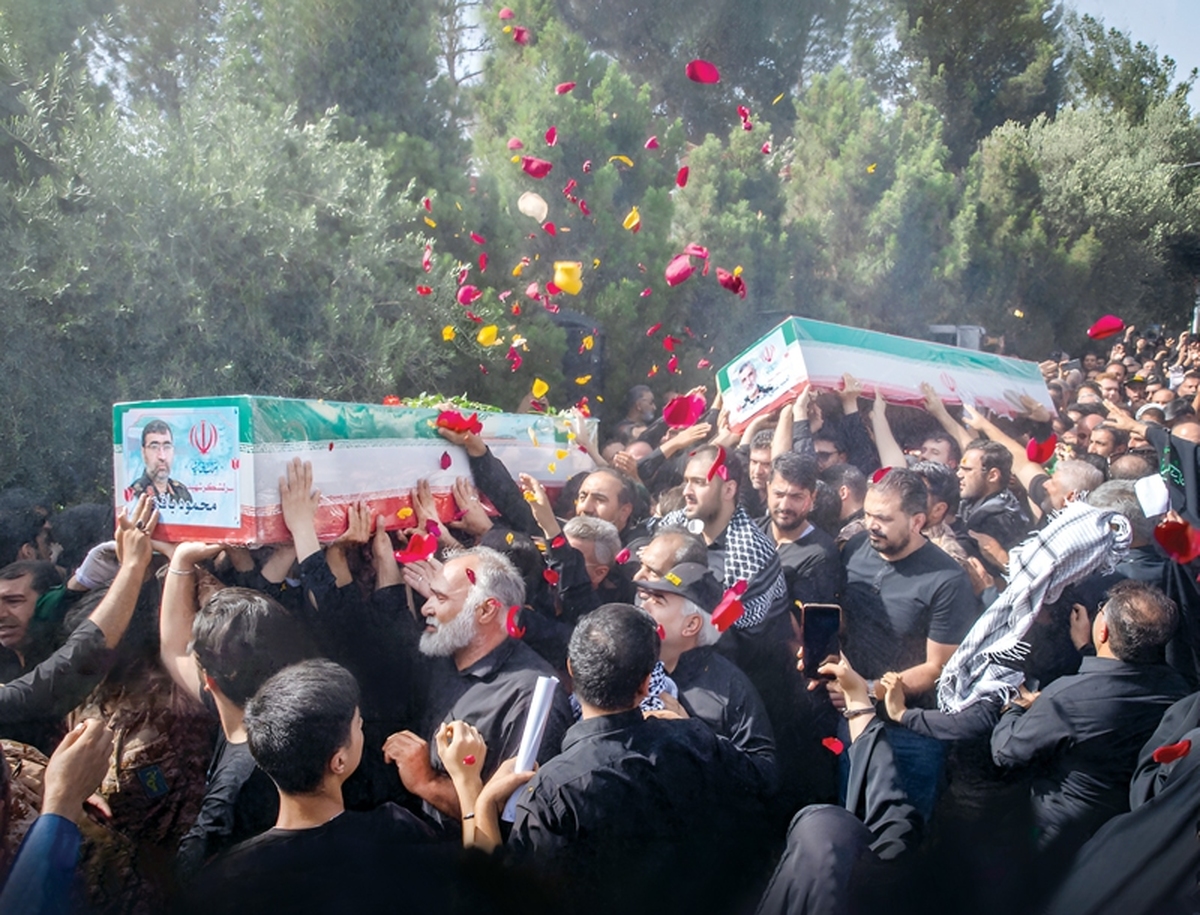 عقربه‌ها گواهی می‌دهند که ساعت، کمی از ۷صبح گذشته،‌ اما نه چیزی از آفتاب داغ هشتمین روز از تیرماه کم شده و نه از جمعیت عظیمی که برای خاکسپاری سربازان وطن به بهشت‌زهرا(س) آمده‌اند.