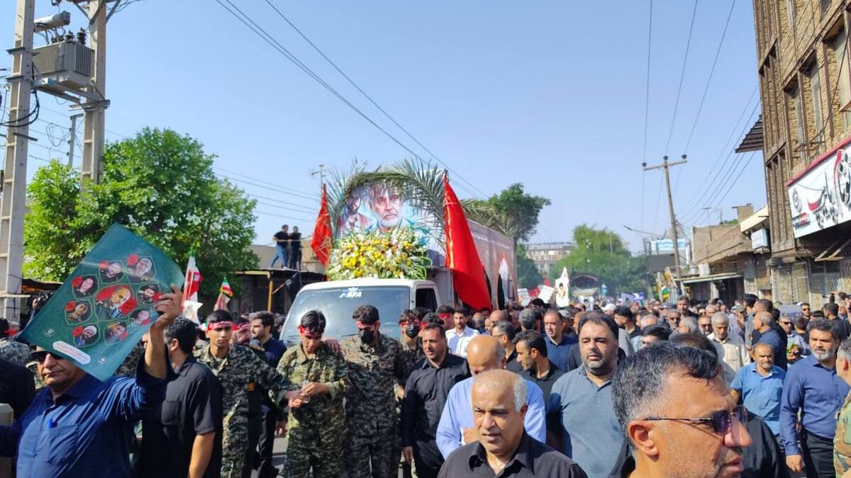 مراسم تشییع شهدای وطن، سپهبد غلامعلی رشید، فرزندش حجت الاسلام امین عباس رشید و سردار محمدرضا نصیر باغبان در شهرستان دزفول باحضور اقشار مختلف مردم درحال برگزاری است.