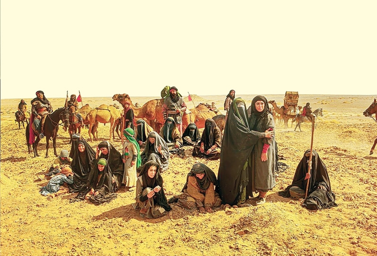 محرم، نه تنها یک واقعه تاریخی، بلکه یک حماسه فرهنگی و عاطفی است که ریشه در جان و ذهن مردم ایران دارد. از تعزیه و نقالی گرفته تا روضه‌خوانی و سینما، عاشورا همواره منبع الهام هنرمندان بوده اما سینمای ایران، با وجود قدمت و پتانسیل عظیم خود، تا چه اندازه توانسته است حق این حماسه را ادا کند؟ آیا پرده نقره‌ای، تصویری کامل و عمیق از عاشورا به نمایش گذاشته یا تنها به جنبه‌های تکراری و کلیشه‌ای بسنده کرده است؟