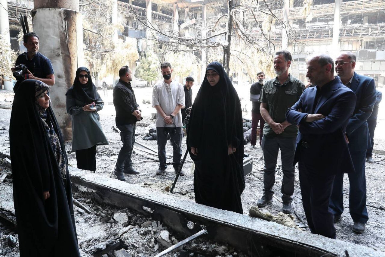 عکس | بازدید زینب سلیمانی از ساختمان شیشه‌ای