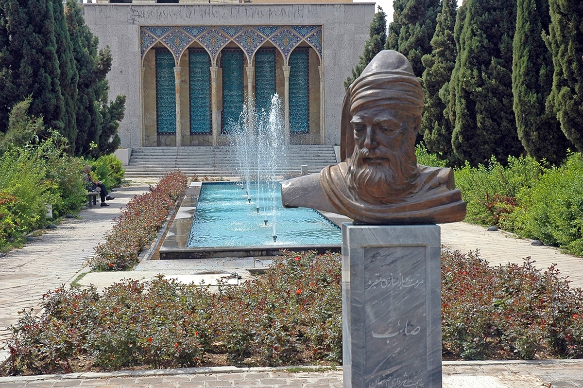 در گذر زمان، گاه گوهر‌هایی گرانبها در پس پرده غفلت می‌مانند؛ یادگار‌هایی از دوران شکوه که سکوت‌شان، فریادی است برای بازشناخت. هنر و ادب، همچون رودی جاری، از هزاران سال پیش، هویت و روح این سرزمین را شکل داده‌اند. در این میان، نام‌آوران سخن، چراغ‌هایی بوده‌اند که در شبستان تاریخ، راهنمای دل‌ها گشتند، اما افسوس که گاه، فروغ برخی از این چراغ‌ها، در هیاهوی زمان و غبار فراموشی، کم‌سو می‌شود. 