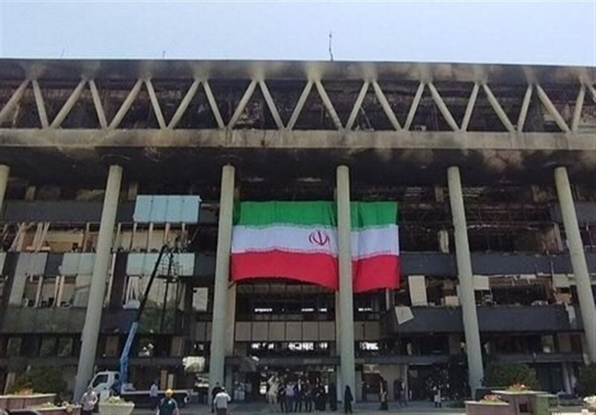 بخشی از صحبت‌های خسرو معتضد در خصوص ساختمان شیشه‌ای صدا و سیما که مورد حمله موشکی رژیم صهیونیستی قرار گرفت را مشاهده می‌کنید.
باشگاه خبرنگاران جوان - خسرو معتضد با حضور در برنامه ققنوس شبکه نسیم گفت: ساختمان شیشه‌ای صدا و سیما همچون تخت جمشیدی است که توسط اسکندر به آتش کشیده شد، اما نابود نشد!