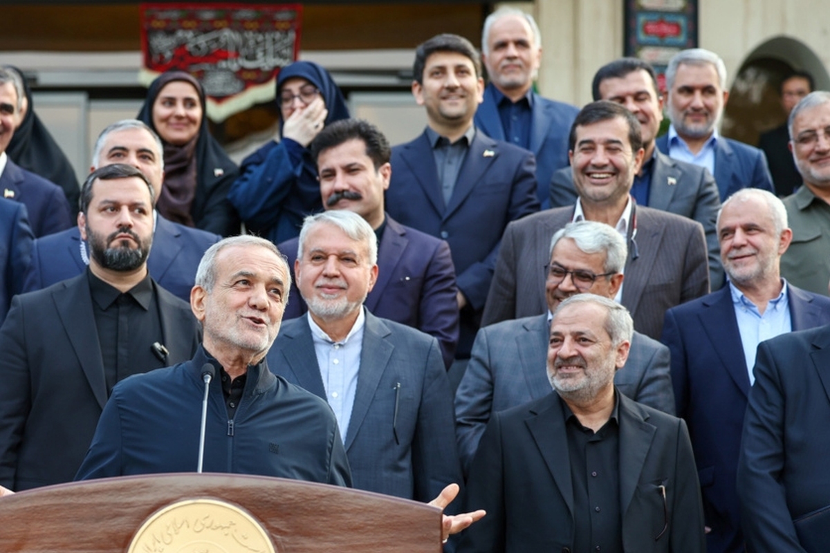 رئیس جمهور در دیدار صمیمی با خبرنگاران: برای «ایران» ایستاده‌ایم