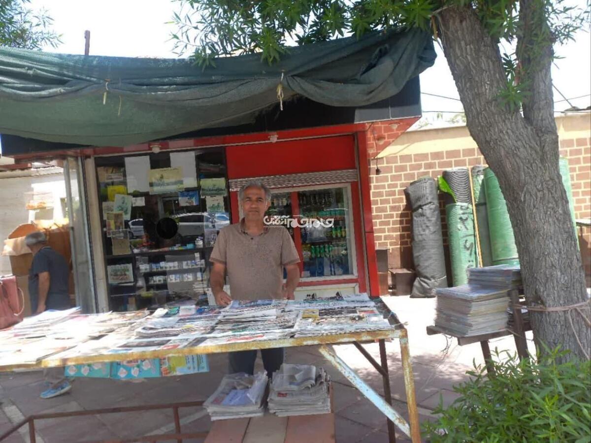 «علی آرامی باغملایی» یکی از قدیمی ها و استخوان خردکرده های فروش مطبوعات است که در دکه دنج ولی پر از روزنامه و مجله اش در گوشه ای از محله باغ زهرا یا همان سه راهی بازرگانی بوشهر پای ثابت و پاتوق بوشهری های علاقمند و خواننده مطبوعات است.