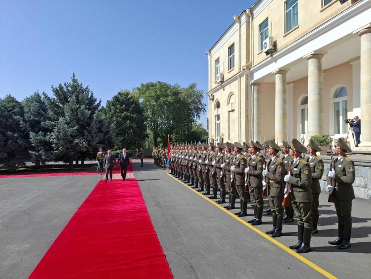 استقبال رسمی نخست وزیر ارمنستان از رئیس جمهور کشورمان