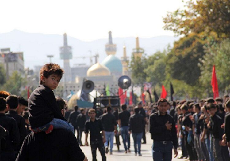 ببینید ا  حرکت دسته‌های عزاداری در مشهد در شهادت امام رضا(ع)
