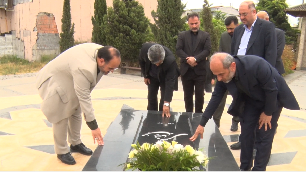 ادای احترام رئیس رسانه ملی به آرامگاه قلندر موسیقی ایران زمین