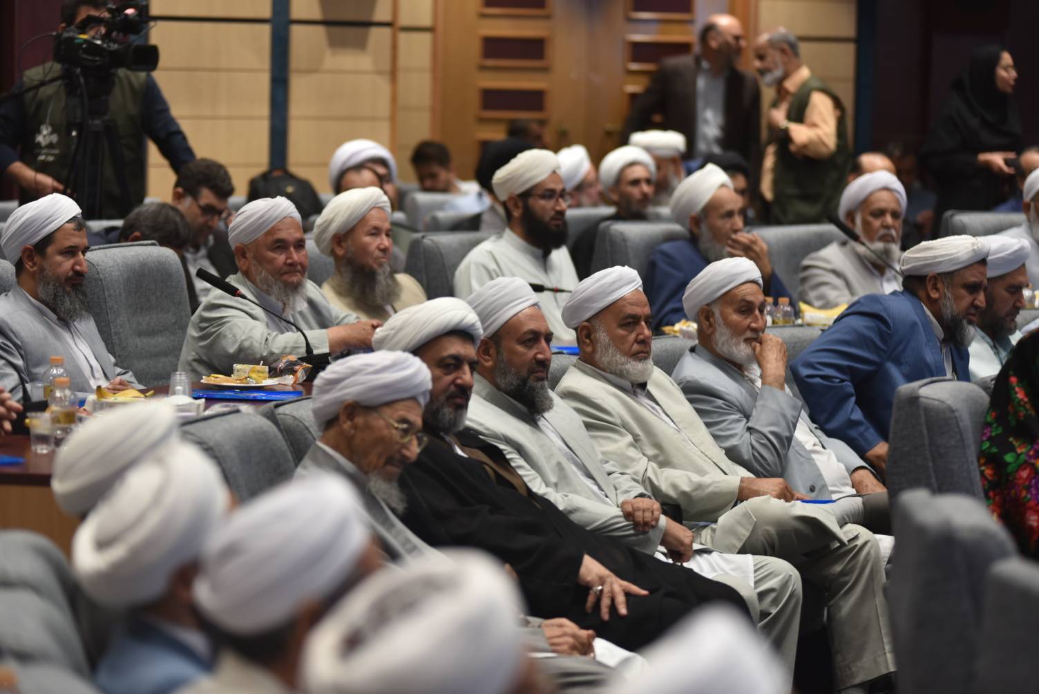 وحدت اقوام و مذاهب سپر استوار ملت ایران است