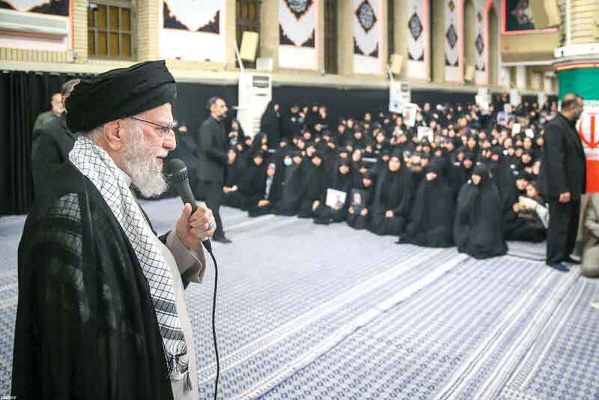 حاشیه نگاری خبرنگار «جام‌جم» از مراسم چهلم شهدای جنگ تحمیلی ۱۲روزه در حسینیه امام خمینی(ره)