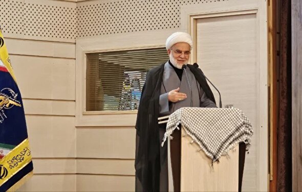 نخبگان و متنفذین در سختی‌ها کنار نظام باشند