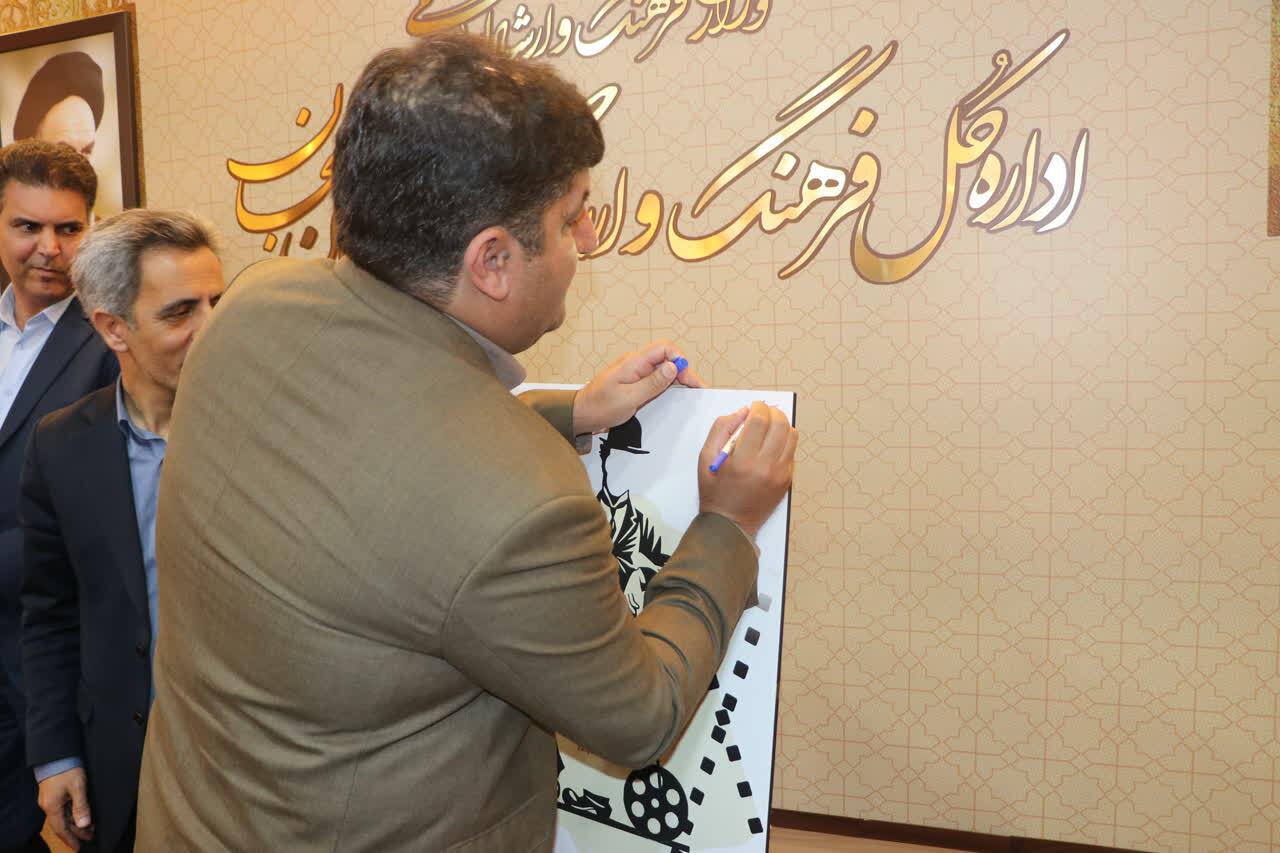 پوستر نخستین جشنواره فیلم های کمدی سینمای ایران رونمایی شد  پوستر نخستین جشنواره فیلم های کمدی سینمای ایران رونمایی شد