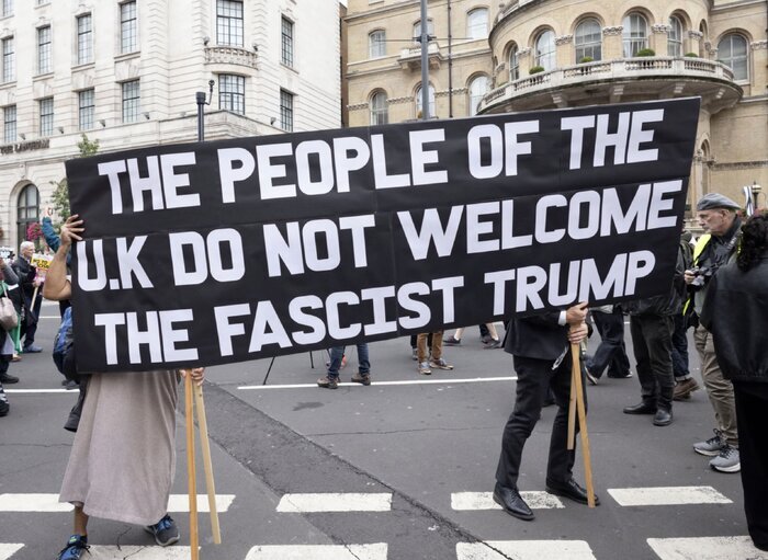 عکس | خروش انگلیسیهای معترض به سفر ترامپ عکس | خروش انگلیسیهای معترض به سفر ترامپ