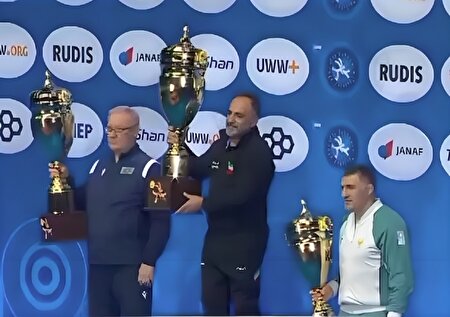 ببینید |  اهدای جام قهرمانی کشتی فرنگی جهان به ایران