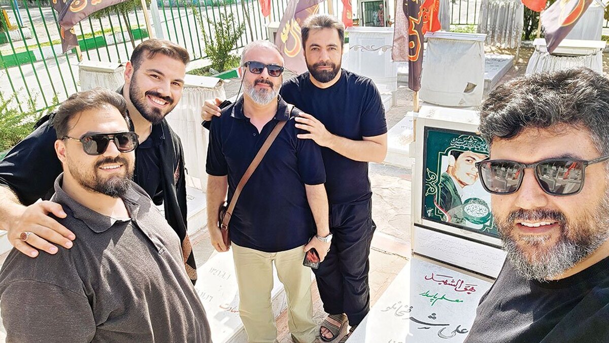 عکسی پایین پای حضرت