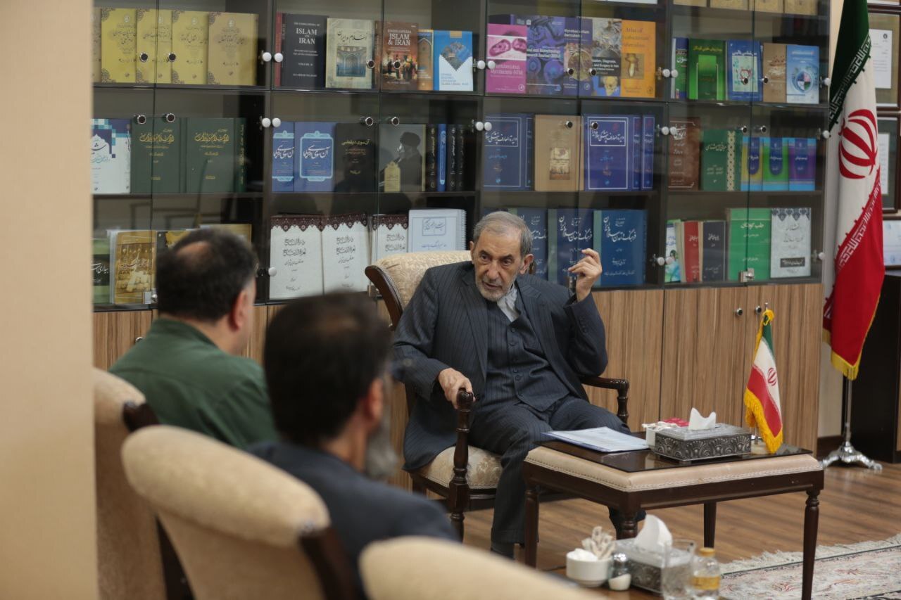 دیدار دبیر و مدیران جشنواره لوتوس با علی اکبر ولایتی دیدار دبیر و مدیران جشنواره لوتوس با علی اکبر ولایتی