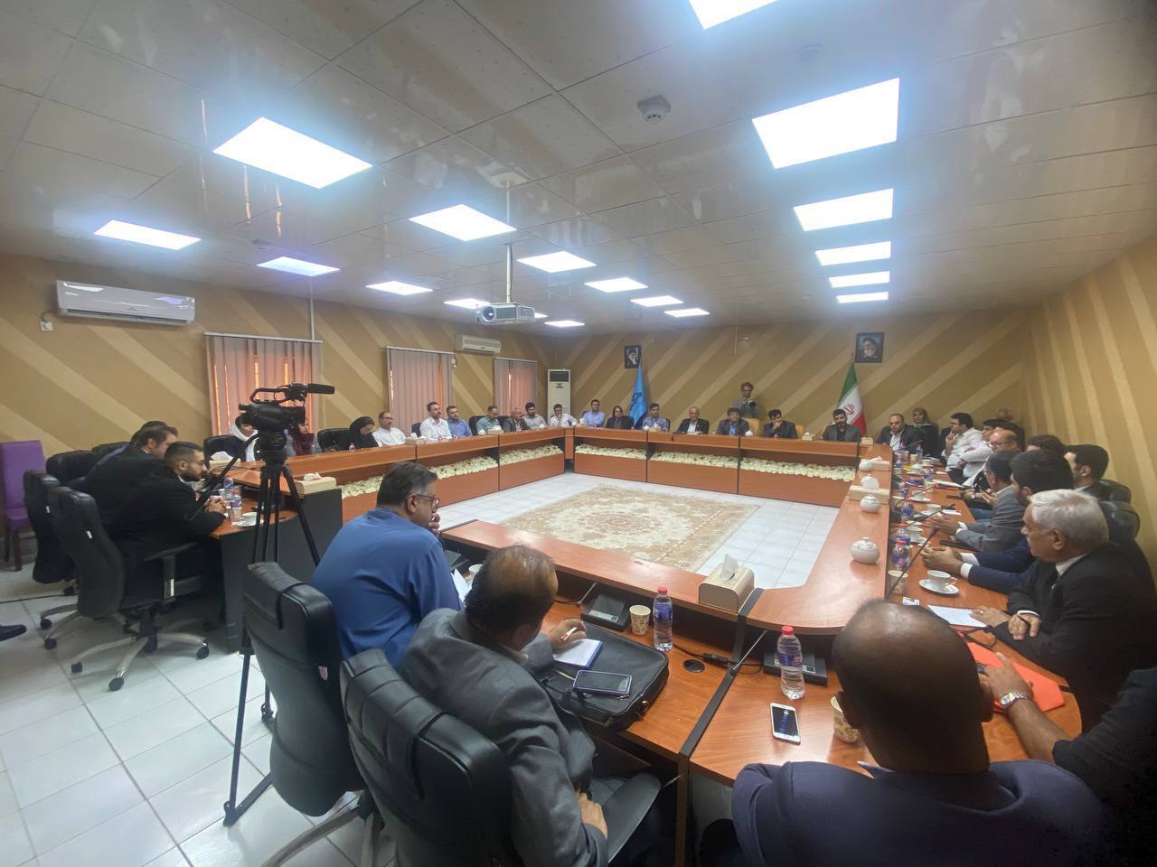 نخستین نشست تخصصی توسعه ساخت داخل در آبادان با هدف حمایت از بومی سازی تجهیزات صنعت نفت برگزار شد نخستین نشست تخصصی توسعه ساخت داخل در آبادان با هدف حمایت از بومی سازی تجهیزات صنعت نفت برگزار شد