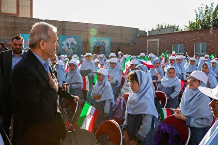 ببینید ا نواخته شدن زنگ شروع مدارس توسط رییس‌جمهور