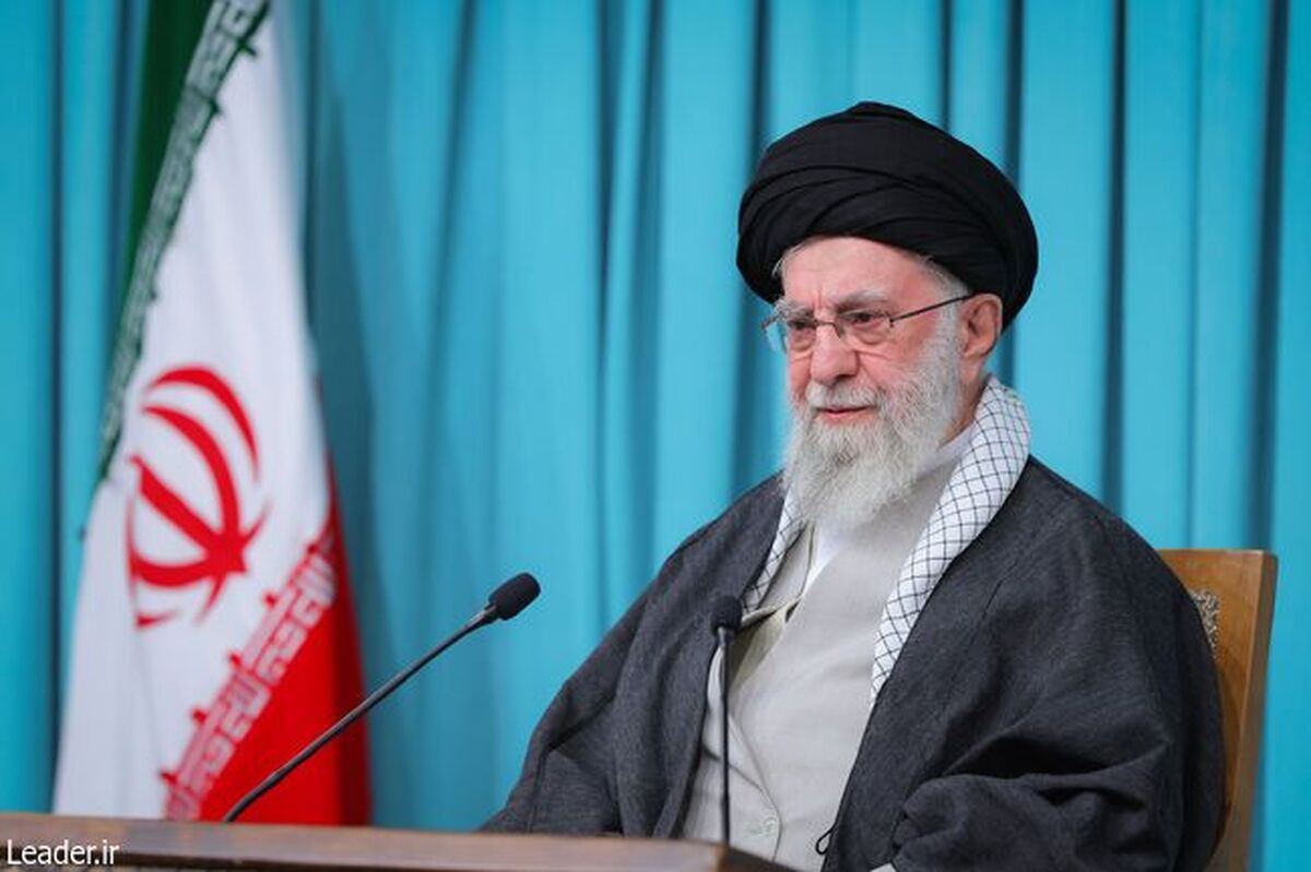 حضرت آیت‌الله خامنه‌ای رهبر معظم انقلاب اسلامی امشب در سخنانی تلویزیونی خطاب به مردم، اتحاد و یکپارچگی مستمر ملت ایران را،‌ مشتی پولادین بر فرق دشمن خواندند و با تشریح علتِ تسلیم نشدنِ ملت غیرتمند ایران در مقابل فشار و تهدید دشمن برای صرف نظر کردن از فناوری پرفایده غنی‌سازی اورانیوم، تاکید کردند: مذاکره‌ای که آمریکا از اول نتیجه آن را مشخص و دیکته کند، ‌بی‌فایده و پرضرر است، چرا که دشمن زورگو را برای تحمیل هدف‌های بعدی به طمع می‌اندازد و هیچ ضرری را هم از ما دفع نمی‌کند و اینگونه مذاکرات را هیچ ملت باشرف و سیاستمدار خردمندی نمی‌پذیرد.