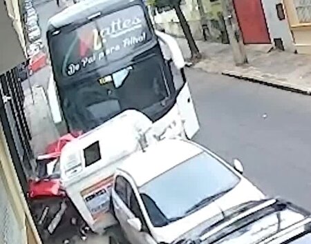 ببینید ا لحظه هولناک آتش گرفتن اتوبوس در برزیل