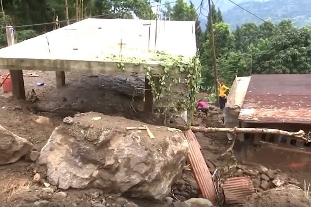 بر اثر بارش باران های سیل آسا و وقوع رانش زمین در ایالت بنگال غربی هند و نپال، ده ها نفر جان خود را از دست دادند.
