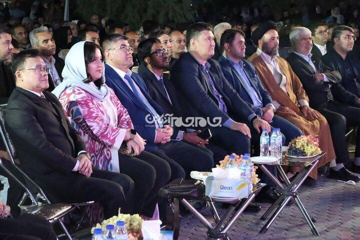 آیین اختتامیه هشتمین جشنواره انگور ارومیه شامگاه ۳۱ شهریورماه در دهکده ساحلی چی‌چست برگزار شد. این دوره از جشنواره برای نخستین بار در این سطح و گستردگی برگزار شد و با نمایش تنوع محصولات کشاورزی و تأکید بر ظرفیت‌های فرهنگی و گردشگری، جلوه‌ای تازه از جایگاه ارومیه در عرصه ملی و بین‌المللی ارائه کرد.
