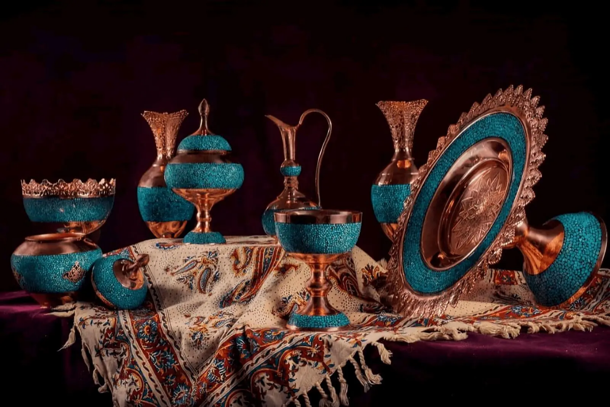 صنایع دستی، زبان خاموش هنر و خلاقیت انسان‌هاست؛ اثری که با دستان هنرمند شکل می‌گیرد و داستانی از مهارت، صبر و عشق به جزئیات را روایت می‌کند. هر قطعه، از کوچک‌ترین جواهرات گرفته تا بزرگ‌ترین تابلوها، جلوه‌ای از فرهنگ، تاریخ و هویت یک ملت است و می‌تواند تجربه‌ای احساسی و ماندگار برای بیننده ایجاد کند.