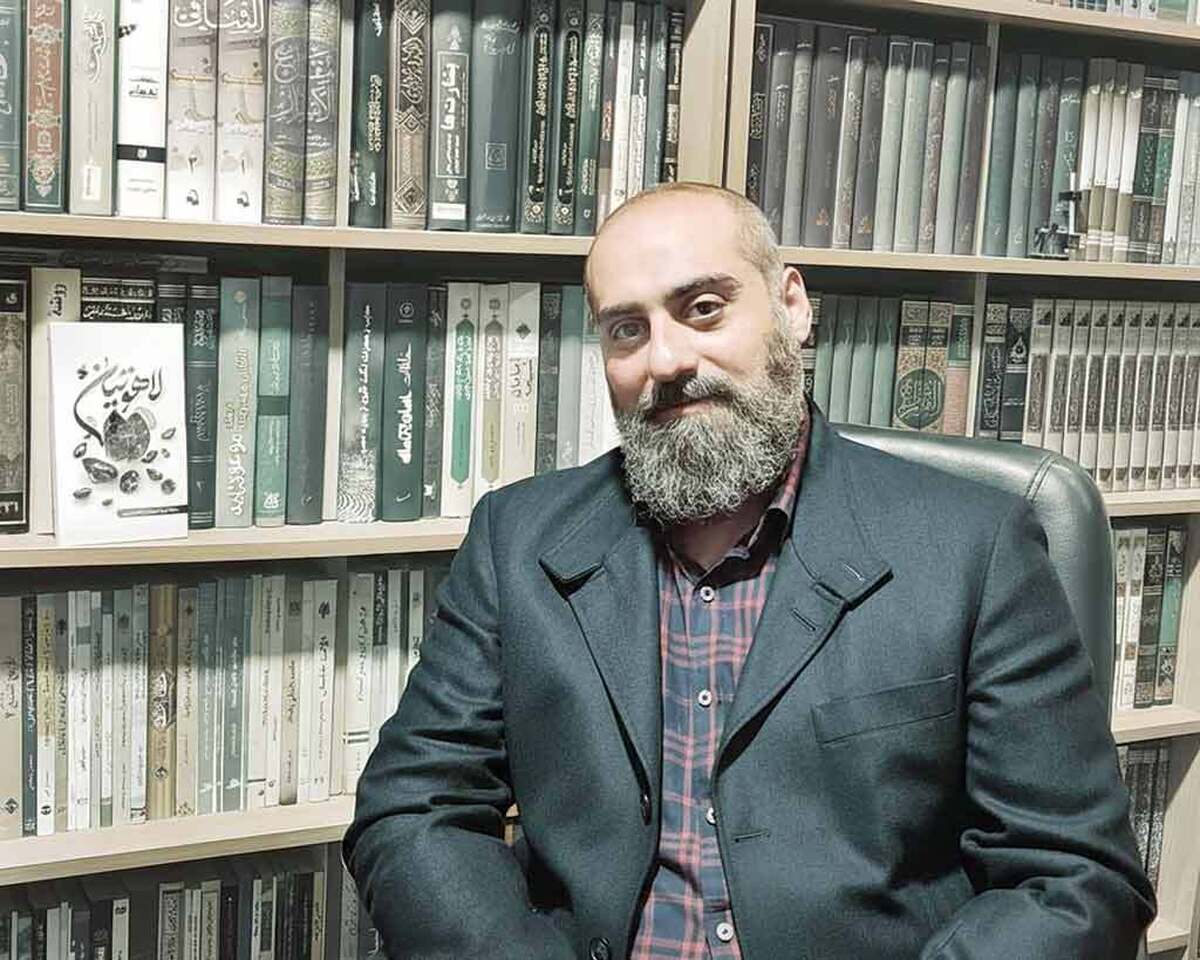 در روزگاری که فاصله مخاطبان عام با منابع اصیل دینی و تاریخی روزبه‌روز بیشتر می‌شود، گاه نیاز به آثاری است که این گنجینه‌های پرارزش را با زبانی گویا، ساده و در قالبی هنری به دل جامعه بیاورد. کتاب «لاهوتیان» به قلم سیدامیرحسین سیدکشمیری، نمونه‌ای موفق از این تلاش فرهنگی است؛ کتابی که برگرفته از یکی از مهم‌ترین منابع علم رجال شیعه، یعنی «رجال‌کشی»، با روایتی داستان‌گونه، جان تازه‌ای به روایت‌هایی کهن بخشیده است.