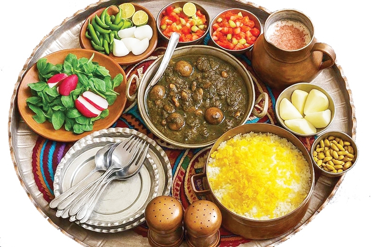 احساس خوبی که بوی خوش قرمه‌سبزی یا کتلت‌های خوش‌عطر مادرتان برای‌تان به‌وجود می‌آورد. تجربه نهار و شام‌های دسته‌جمعی خانه پدربزرگ و مادربزرگ. ما ایرانی‌ها به‌واسطه غذا خیلی تجربه‌ها کسب کرده‌ایم؛ از خوردن غذا کنار دوست‌های‌مان خوشحال شدیم و کیف کردیم، با خوردن غذا یاد یک خاطره افتادیم و اشک ریختیم یا برای‌مان یادآور یک قرار ملاقات دلنشین بوده است. غذا فراتر از نیاز جسمانی، یک پل عاطفی است.