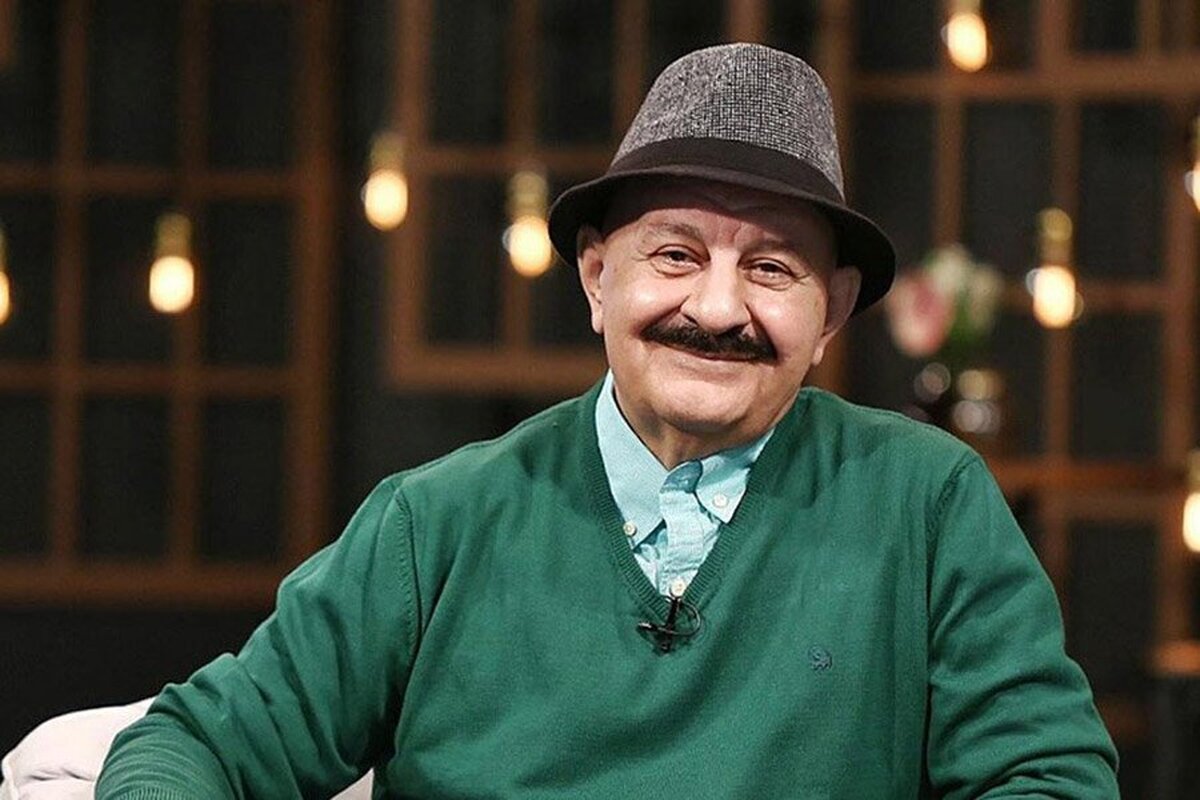 سال‌هاست که دیگر کمتر نامش در تیتراژ‌ها دیده می‌شود؛ کمتر جلوی دوربین می‌آید و کمتر روی پرده‌های سینما یا قاب تلویزیون حضور دارد. اما مگر می‌شود از دهه‌هایی سخن گفت که «خانه به دوش»، «پدرسالار» و «آئینه» تماشاگران را به خود خیره می‌کردند و نام غلامحسین لطفی را از قلم انداخت؟ مگر می‌توان خاطره «اصلان» در خانه به دوش را فراموش کرد یا تأثیر اجتماعی و خانوادگی اپیزود‌های ماندگار «آئینه» را نادیده گرفت؟