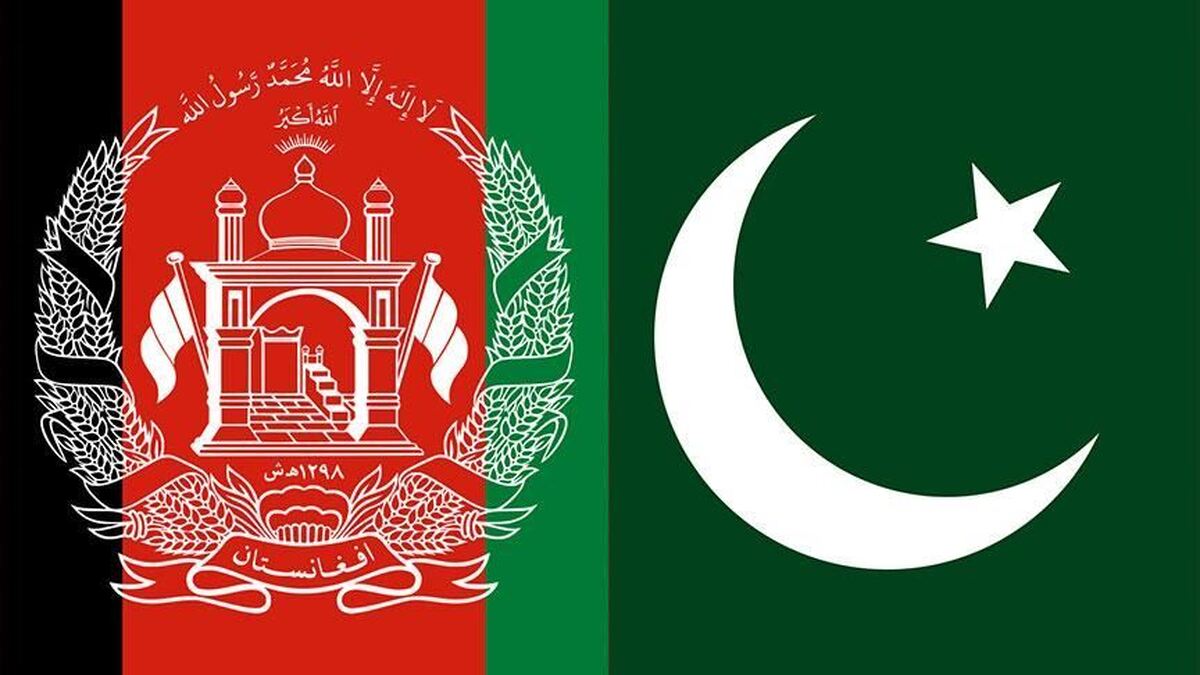آتش‌بس موقت میان طالبان و پاکستان از دیروز تمدید شد تا مذاکرات ادامه پیدا کند؛ دو طرف در دوحه گرد هم آمدند تا از لبه پرتگاه جنگ مرزی بازگردند. تماس‌های دیپلماتیک که پس از شدیدترین درگیری‌ها از سال ۲۰۲۱ آغاز شد، قرار است به‌سرعت به موضوعات کلیدی‌ای چون امنیت مرز، مبارزه با گروه‌های مسلح و تضمین عدم نقض حاکمیت بپردازد؛ اما سایه حملات هوایی و تلفات غیرنظامیان، اتمسفر گفت‌وگو را سنگین کرده است.