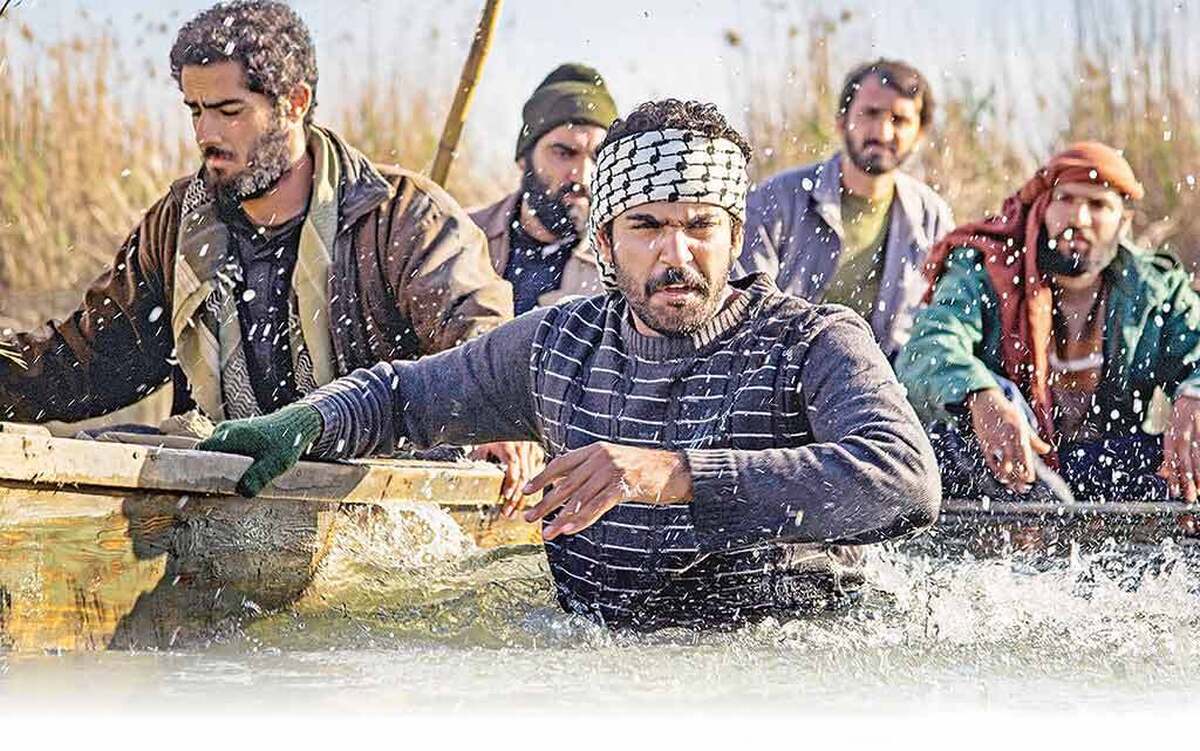 نمی‌توان انکار کرد که تهاجم بیگانه به مرزهای هر کشوری موقعیتی دراماتیک و حساس است که ثبت دقیق وقایع آن از منظر تاریخی اهمیتی بسزا دارد. آثار نمایشی که به روایت رویدادهای بزرگی چون جنگ می‌پردازند، تنها به بازسازی صحنه‌های نبرد بسنده نمی‌کنند، بلکه زندگی، رنج‌ها و فداکاری‌های شخصیت‌هایی را به تصویر می‌کشند که هرکدام نمونه‌ای در دنیای واقعی دارند و اغلب در روایت‌های رسمی و تاریخ‌نگاری‌ها کمتر دیده‌شده‌اند.