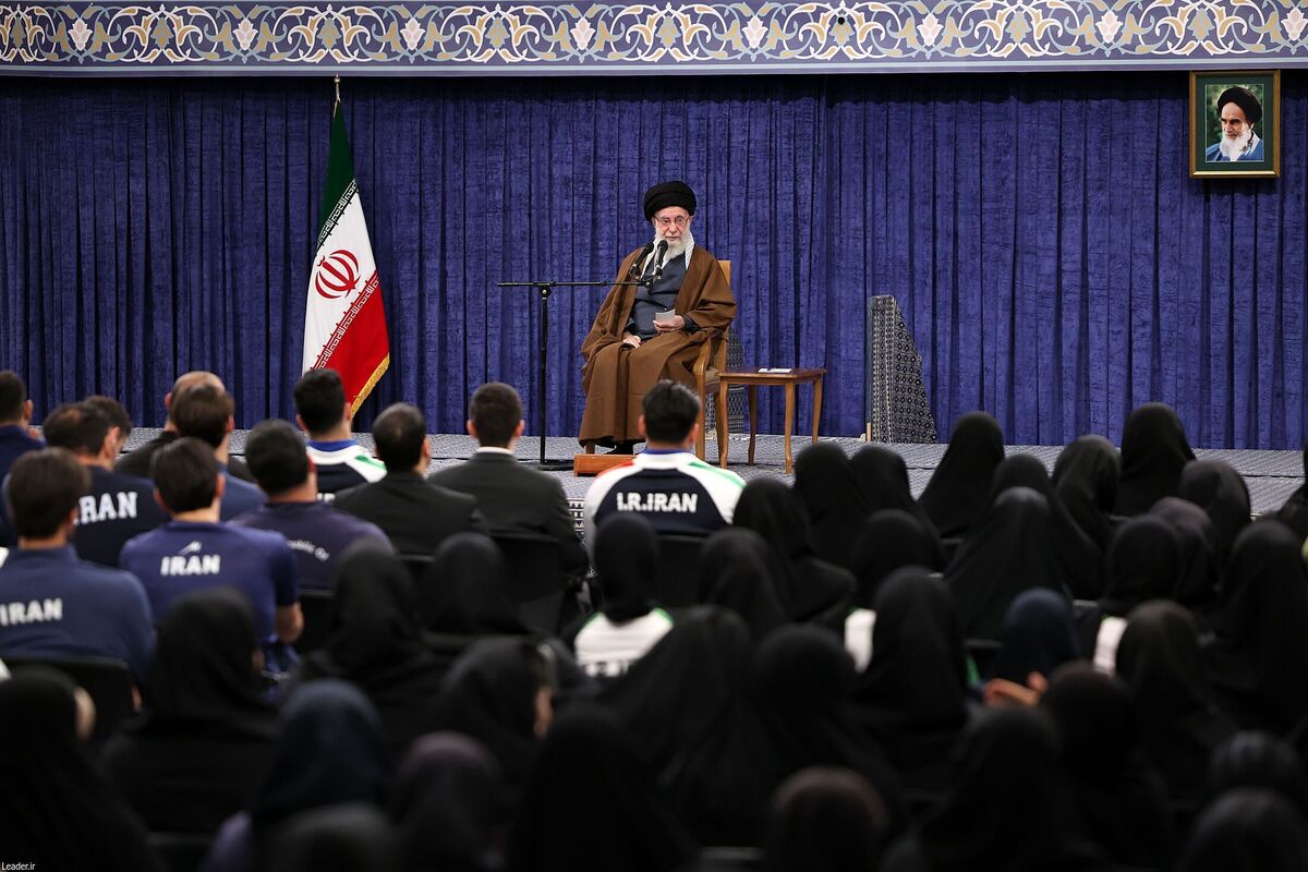 رهبر انقلاب صبح امروز در دیدار قهرمانان و مدال‌آوران ورزشی و المپیادهای علمی جهانی:  مدا‌ل‌آوران، چه در میدان ورزش، چه در عرصه‌های علمی، مردم را شاد کردند. شما ملّت ایران را با همّت خودتان، با تلاش خودتان شاد کردید، جوانها را سر شوق آوردید.